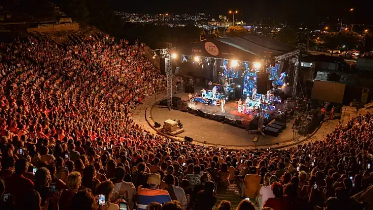 Pop müziğin süperstarı Ajda Pekkan, Bodrum'da sahne aldı