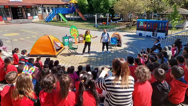 'Renkli Geri Dönüşüm Kutuları' sergilendi