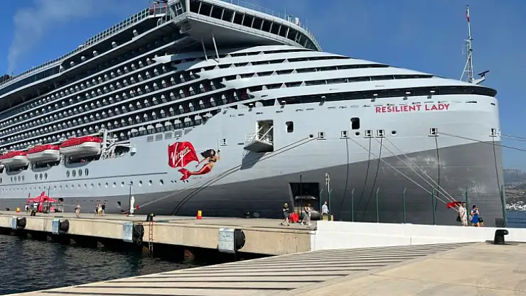 Resilient Lady isimli dev gemi, 2 bin 60 yolcu getirdi