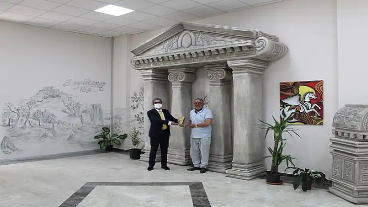 Ressam Başarır'a teşekkür plaketi