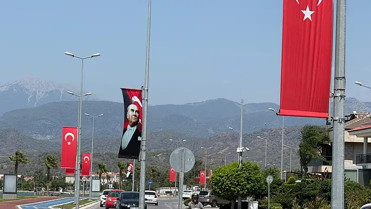 Sahil bandı türk bayraklarıyla donatıldı