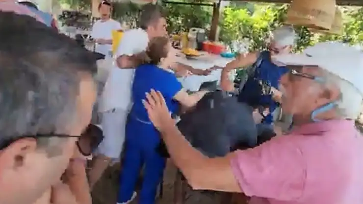 Sahili İşgal Edenler Çevrecilere Ve Gazetecilere Saldırdı