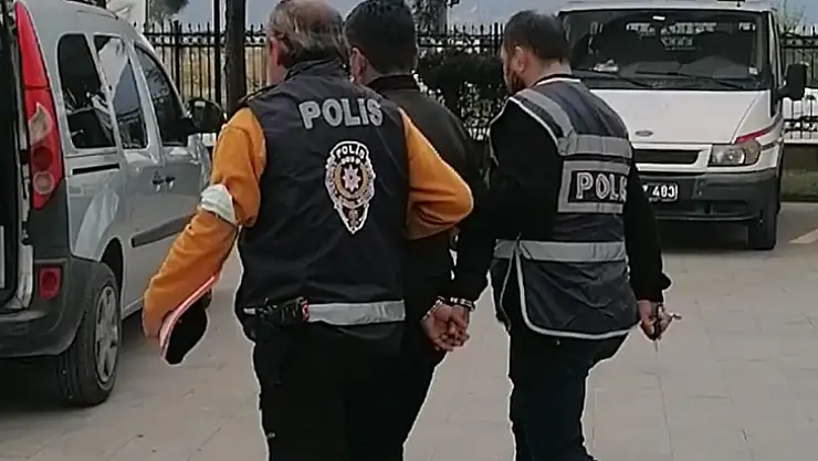 SAHTE KİMLİKLE YAKALANDI