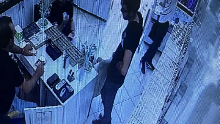 Sahte paraları bozdururken kıskıvrak yakalandılar