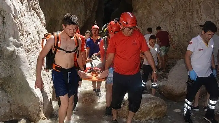 Saklıkent Kanyonu'nda düşen tatilciyi Akut ve Umke kurtardı
