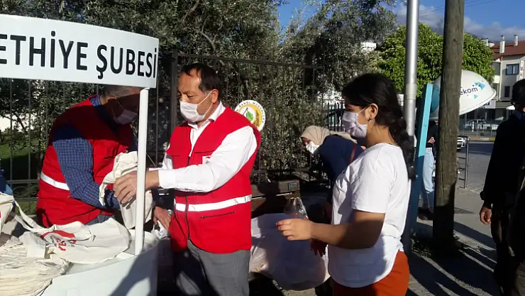 Salı Pazarı'nda vatandaşlara pide dağıtımı yapıldı