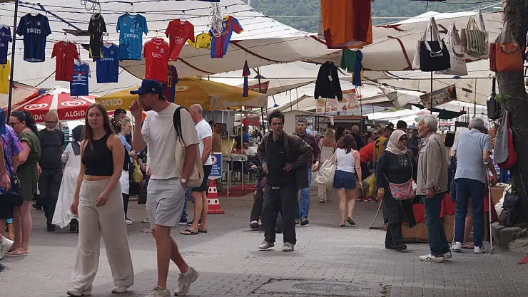 Salı pazarında yabancı misafirler yoğunlaştı