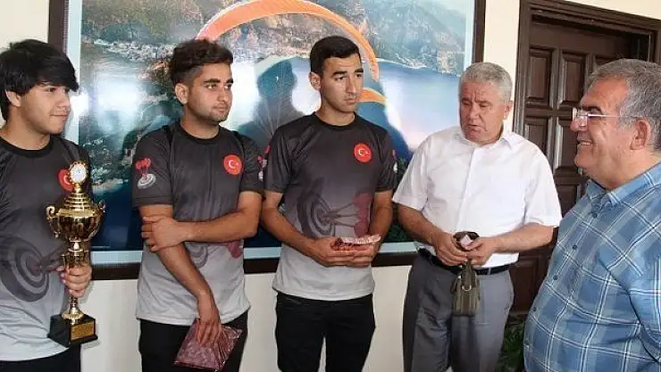 ŞAMPİYON GENÇLER  FETHİYE KAYMAKAMI  EKREM ÇALIK'I   ZİYARET  ETTİLER