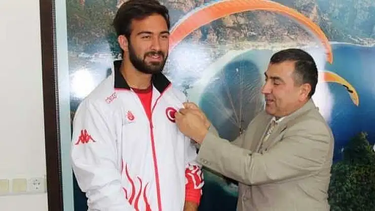 ŞAMPİYON TENİSÇİYİ ALTIN TAKARAK ÖDÜLLENDİRDİ