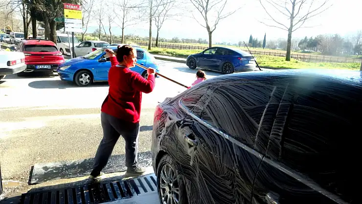 Sanayinin Elvan Ablası Kadınları Değil Araçları Güzelleştiriyor