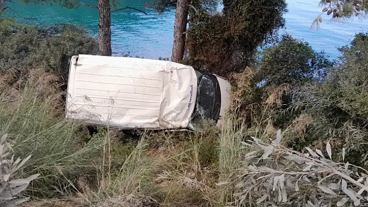 Şarampole yuvarlanan minibüs ağaca çarparak durabildi