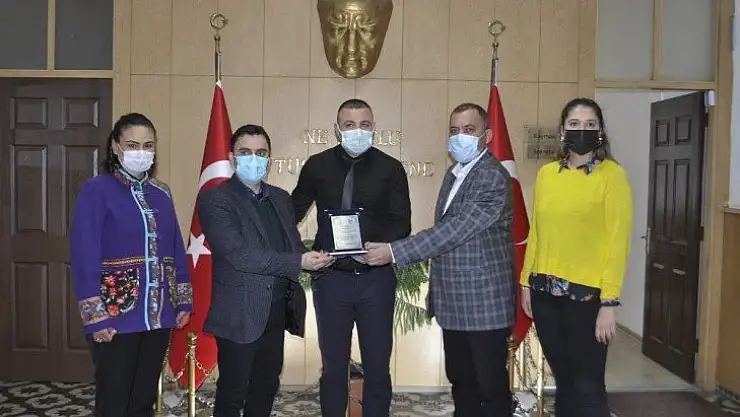 Şehidin kardeşine plaket sunuldu