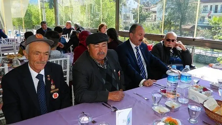 Şehit Ailelerini Yemekte Bir Araya Getirdi