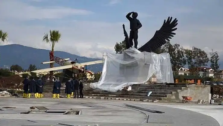 ŞEHİT FETHİ BEY UÇAĞI İLE YAN YANA