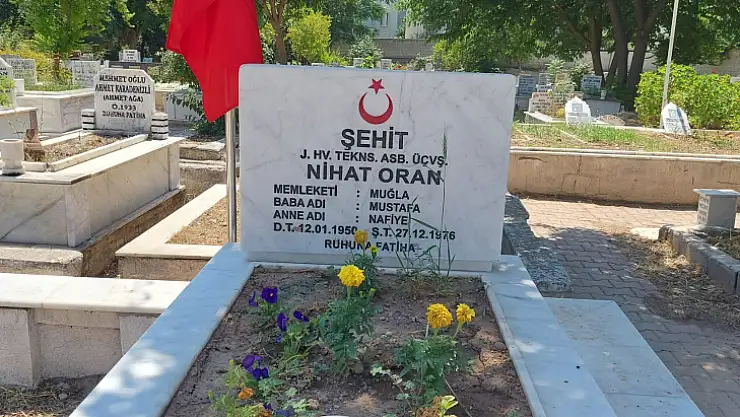 ŞEHİTLER MEZARI BAŞINDA ANILDI