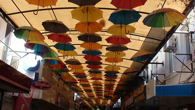 ŞEMSİYELİ SOKAĞA İLGİ YOĞUN