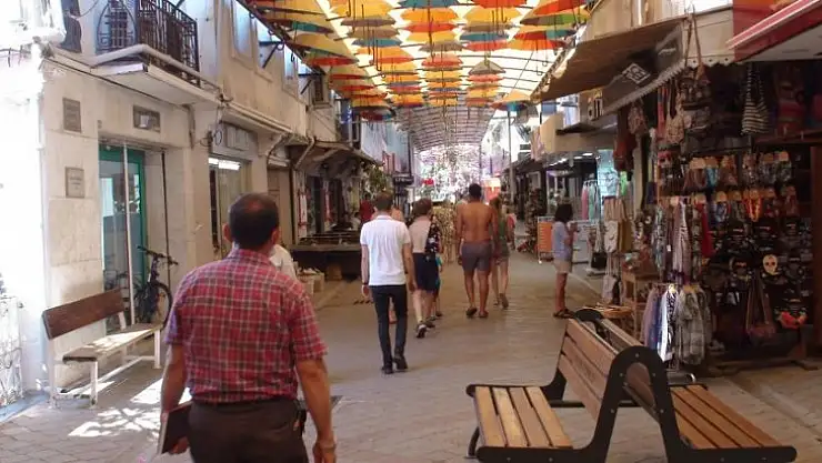 ŞEMSİYELİ SOKAK İLGİ GÖRÜYOR