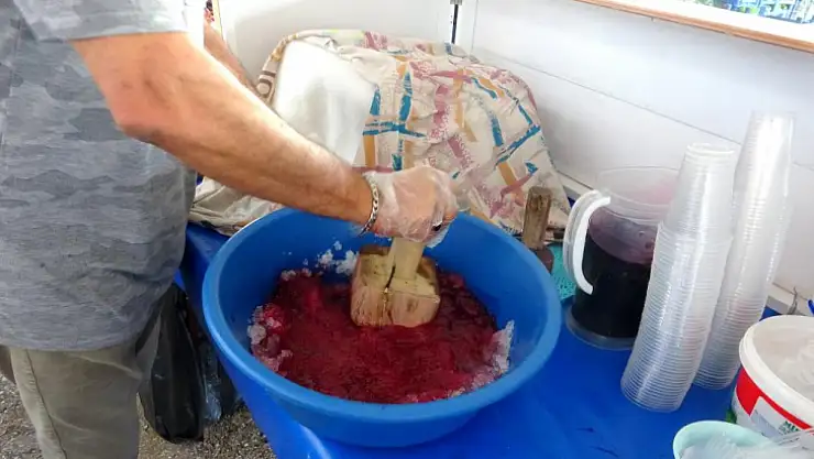 Semt pazarlarında açtığı tezgah ile gençlere destek olacak