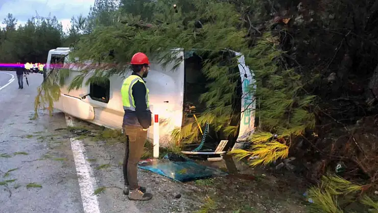 SERVİS ARACI KAZA YAPTI: 7 YARALI