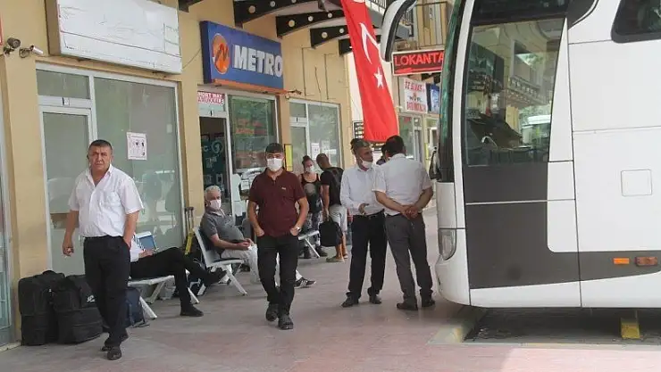 Seyahat izni alanlar otogara akın etti 