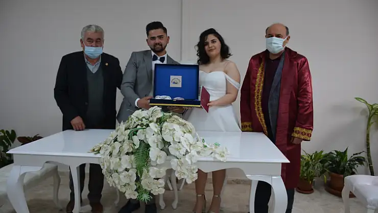 Seydikemer Belediye Başkanı Yakup Otgöz, 2021 yılının ilk nikâhını kıydı