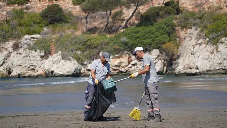 SEYDİKEMER BELEDİYE PERSONELİ KARADERE PLAJINI TEMİZLEDİ