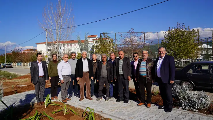 SEYDİKEMER BELEDİYESİ SERADA ÜRETTİĞİ ÇİÇEKLERLE PARKI SÜSLEDİ