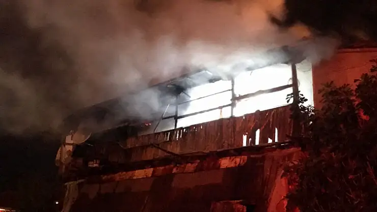 SEYDİKEMER'DE EV YANGINI, EVİN ÜST KATI VE ÇATISI YANDI