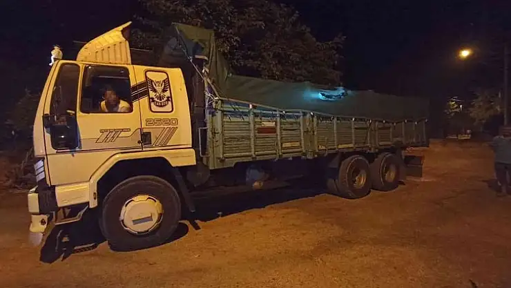 Seydikemer'de kamyon kasasında 64 düzensiz göçmen yakalandı