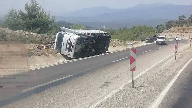 Seydikemer'de Kaza, Kamyon Feci Şekilde Devrildi