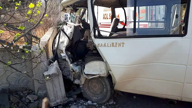 Seydikemer'de mezarlığın duvarına çarpan minibüsteki 2 kişi yaralandı