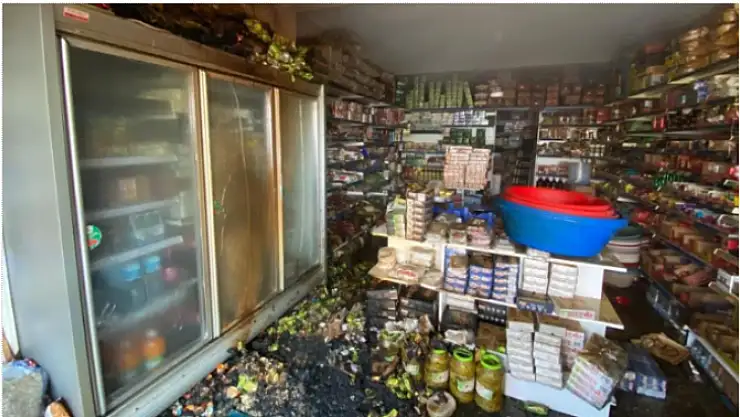 Seydikemer'de şarküteri dolabı alev aldı