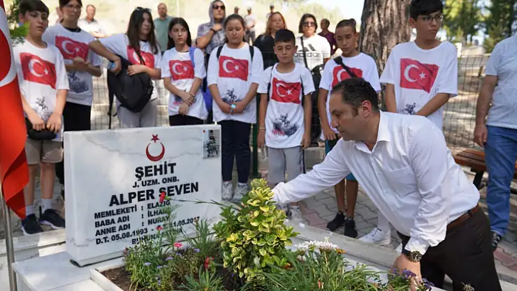 Seydikemer'de Şehit Mezarlarına Karanfil Bırakıldı