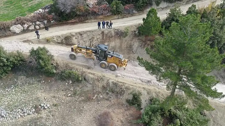 Seydikemer'de yol çalışmaları devam ediyor