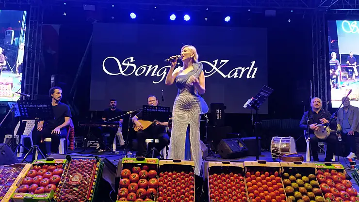 Seydikemer Kumluova Domates Festivali'nde Ünlü İsimler Konser Verdi