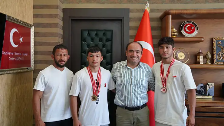 Seydikemerli Güreşçiler Davul Zurnayla Karşılandı