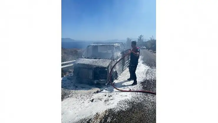 Seyir halindeki kamyonet yandı