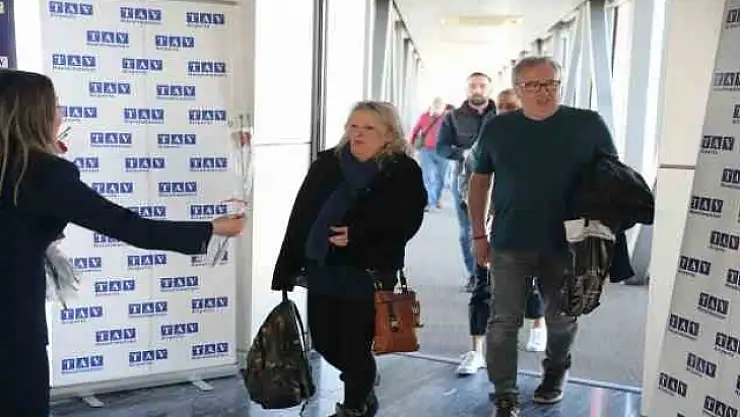 SEZONUN İLK TURİSTLERİ ÇİÇEKLERLE KARŞILANDI