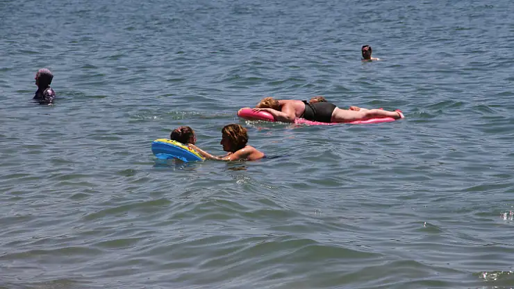 Sıcağı Gören Kendini Denize Attı