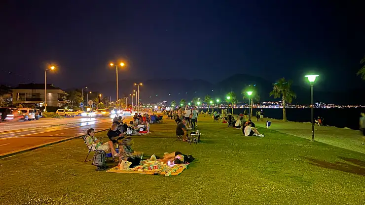 Sıcaklardan Bunalan Soluğu Sahil Bandında Aldı