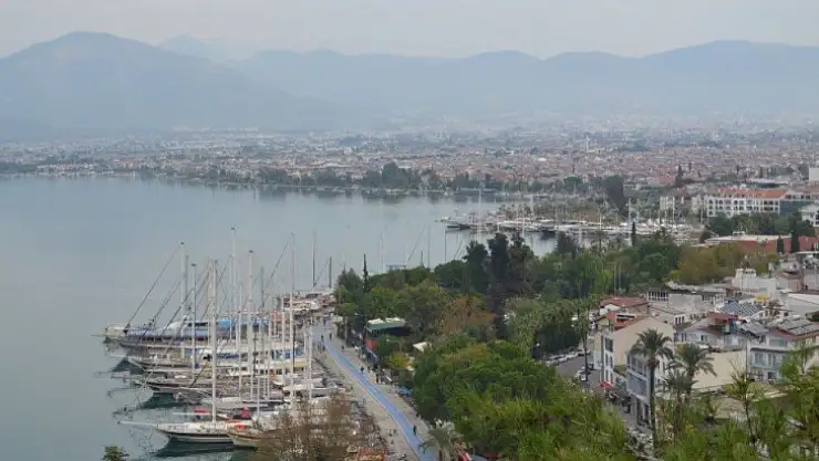 Sıcaklık 10 derece düştü! Fethiye fırtınaya teslim oldu