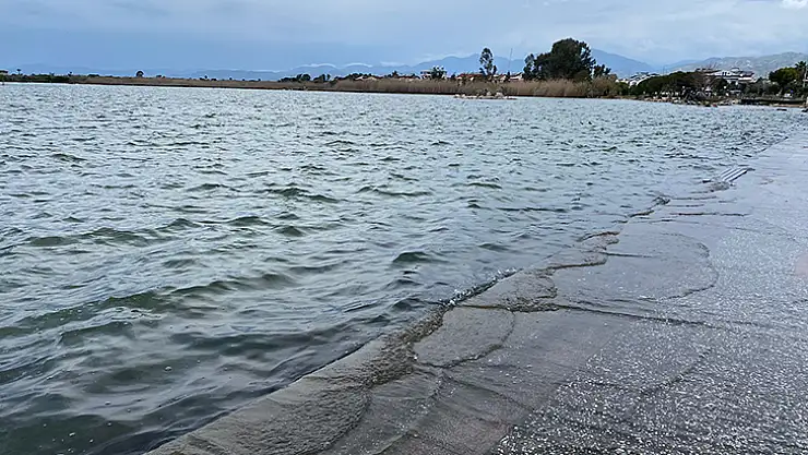 Şiddetli Rüzgâr Denizi Taşırdı