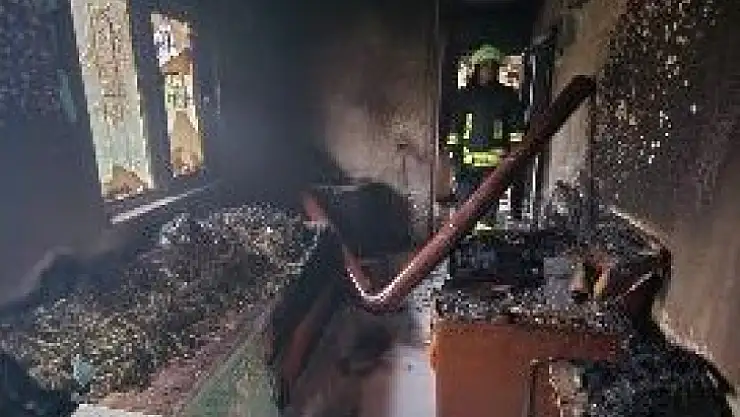SOBADAN ÇIKAN YANGINDA EV KULLANILAMAZ HALE GELDİ