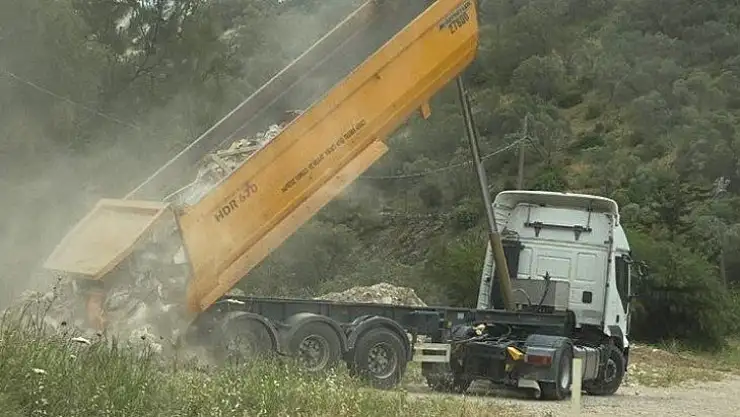 Sokağa çıkma kısıtlamasını fırsat bilip kaçak moloz dökenler yakalandı