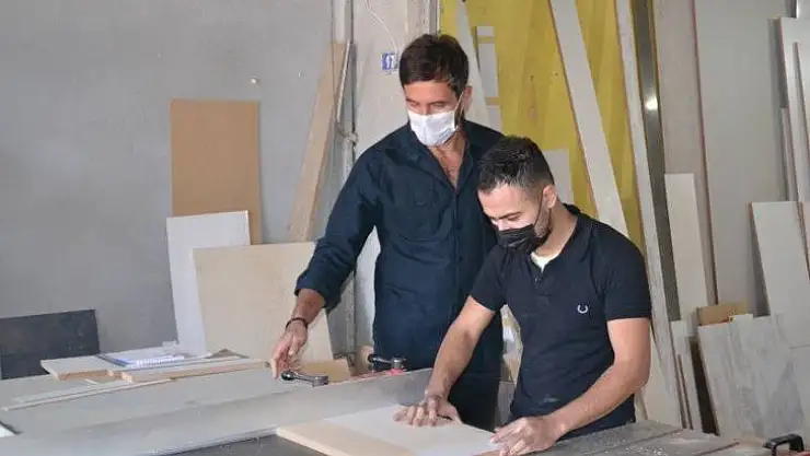 Sokak hayvanları için barınak yaptı