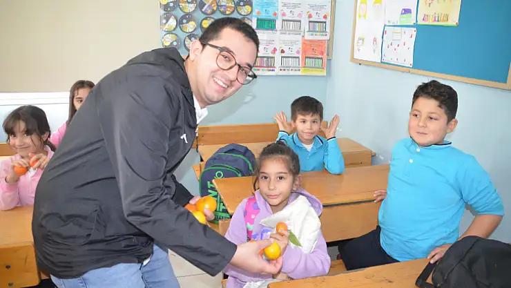 Sokaktan Topladılar, Öğrencilere Dağıttılar