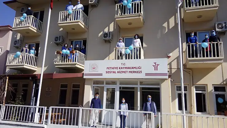 Sosyal Hizmetler Müdürlüğünde kurum binası mavi balonlar ile süslendi