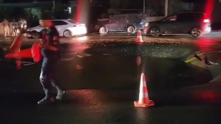 Sosyetenin Uğrak Yeri Göltürkbükü Yolunda İsale Hattı Patladı, Tonlarca İçme Suyu Yola Aktı