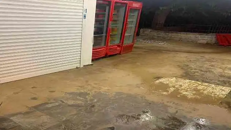 SU HATTI PATLADI, CADDE GÖLE DÖNDÜ, ESNAF İSYAN ETTİ