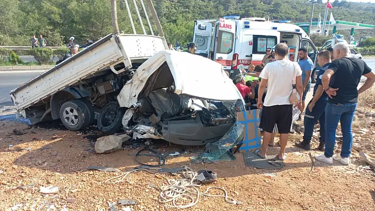 Su kanalına giren kamyonet hurdaya döndü: 1 ölü, 1 yaralı